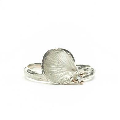 Bague fine en argent avec une feuille