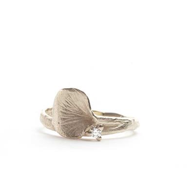 thin ring in white gold with little leaf - Wim Meeussen Antwerp