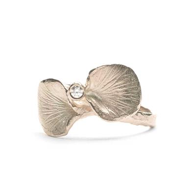 Bague étroite avec une petite feuilles