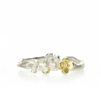 Floral ring with diamond and little flower
