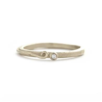 bague fine en or blanc avec détails organiques - Wim Meeussen Anvers