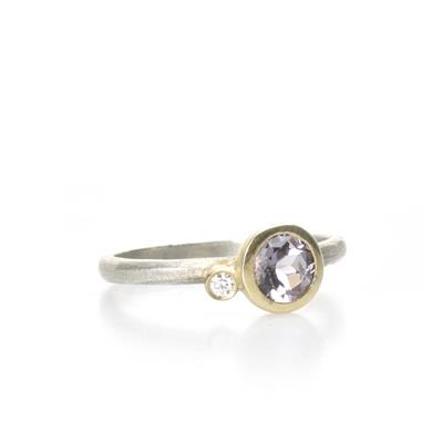 Unieke ring met spinel in gouden zetting