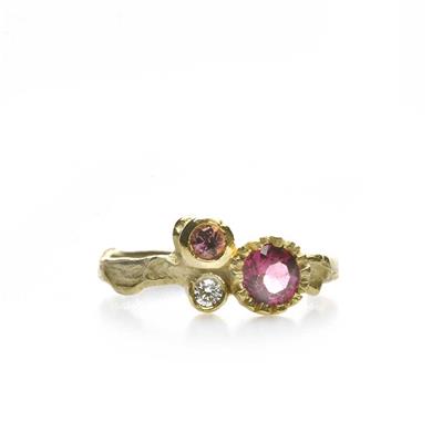 Bague avec des pierres de couleurs