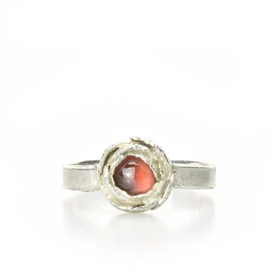 Ring rose with tourmaline