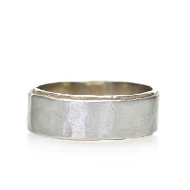 Men's ring with edge