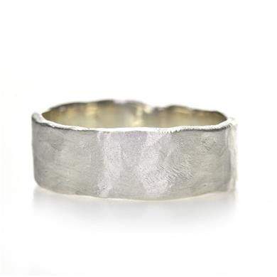 Hammered men's ring in silver