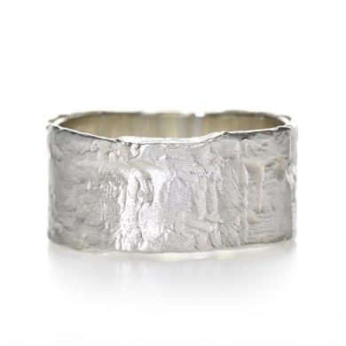 Ring with rough structure in silver