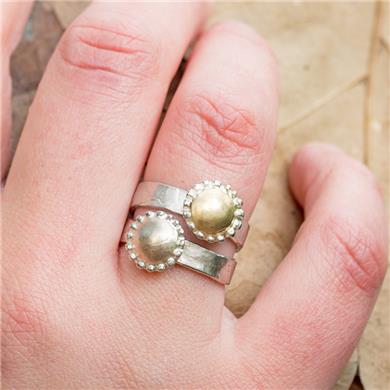 mourning ring in silver with round detail in gold