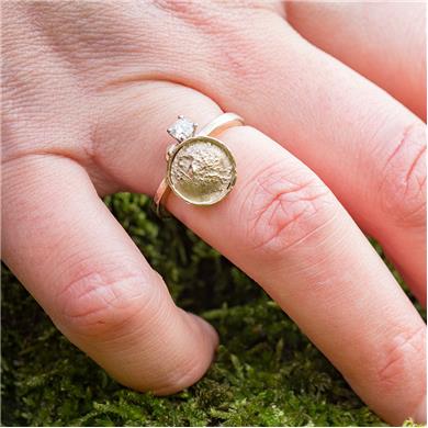 mourning ring in gold with diamond and round urn