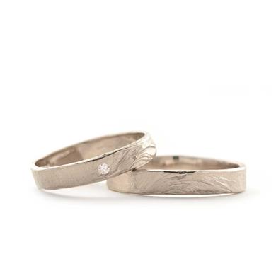 Subtile wedding rings