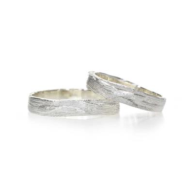 Trouwring in zilver met houtstructuur - Wim Meeussen Antwerpen