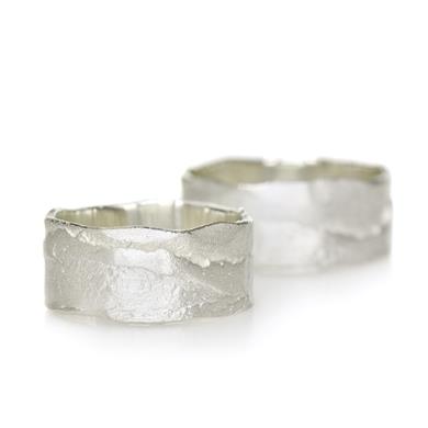 Wide wedding rings in silver with structure