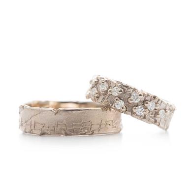 Golden wedding rings with diamants