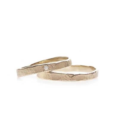 Golden wedding rings with hammered texture - Wim Meeussen Antwerp