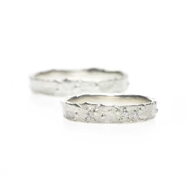 Smalle trouwring in zilver met groffe textuur - Wim Meeussen Antwerpen