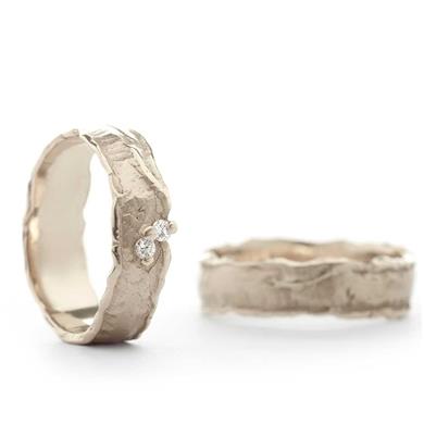 wedding rings with structure