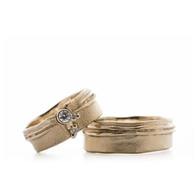 Robust golden wedding rings
