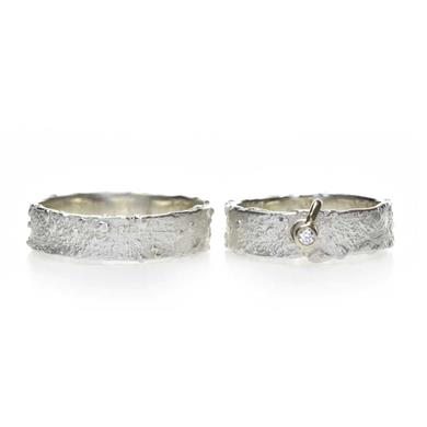 Smalle trouwring in zilver met groffe textuur - Wim Meeussen Antwerpen