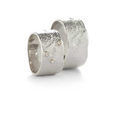 Brede trouwringen in zilver met structuur
