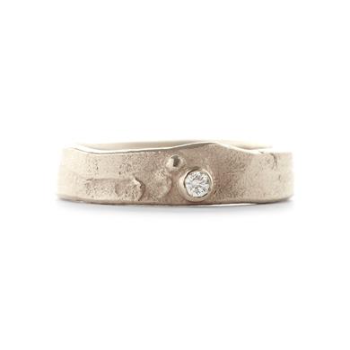 simple engagement ring with subtle detail - Wim Meeussen Antwerp