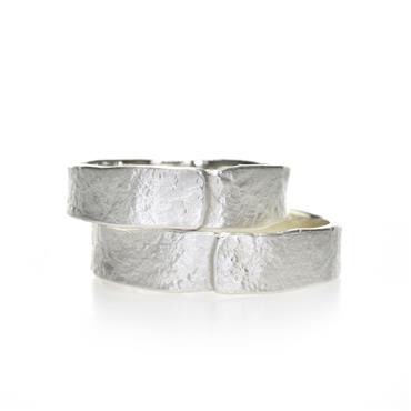 Wedding band in silver with overlap - Wim Meeussen Antwerp