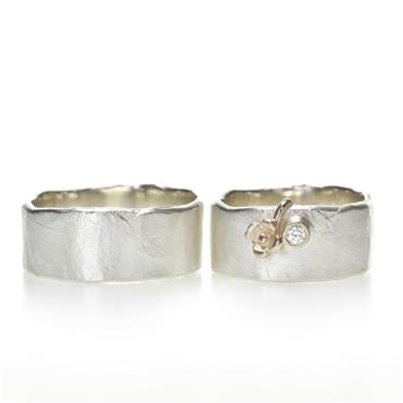 Silver wedding rings with little flower in gold