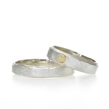 Thin wedding band with subtle edges - Wim Meeussen Antwerp