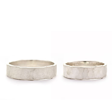 Smalle gehamerde trouwring in zilver