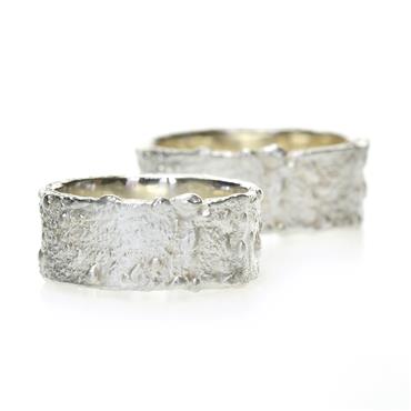 WEDDING BAND WITH COARSE TEXTURE