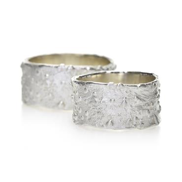 Brede trouwring in zilver met groffe textuur - Wim Meeussen Antwerpen