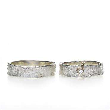 Smalle trouwring in zilver met groffe textuur - Wim Meeussen Antwerpen