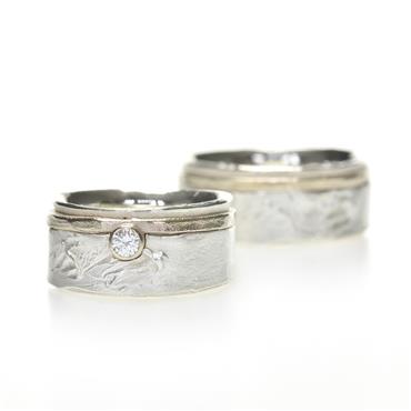 Zilver trouwringen met detail in goud & diamant