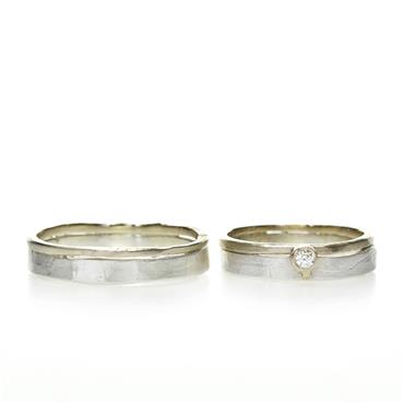 Clean wedding bands in silver with gold