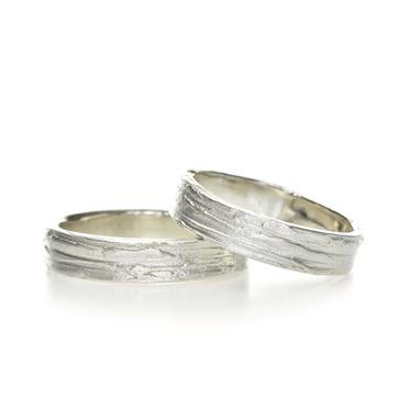 Wedding band in silver with tree bark structure