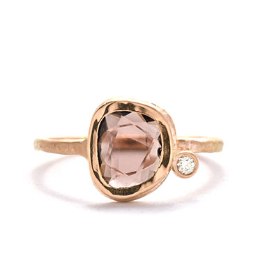 Ring in rose gold with granat