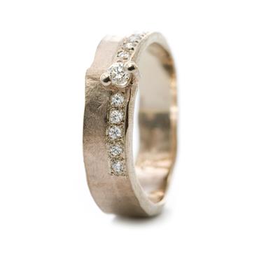 Bague fiancée avec diamants alignés