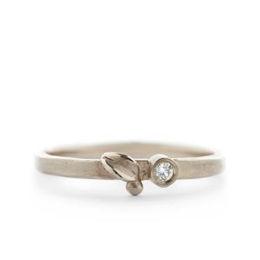 thin ring in white gold with little leaf - Wim Meeussen Antwerp