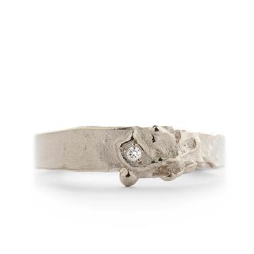 Wit gouden ring met ruwe structuur en diamant