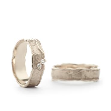 wedding rings with structure