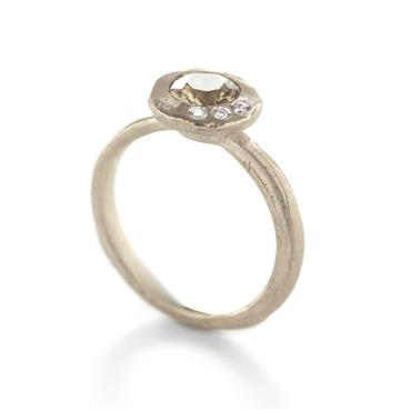 Ring with (semi-) prec. stone in wide-open-setting