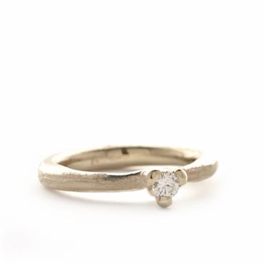 White gold engagement ring with3 claws