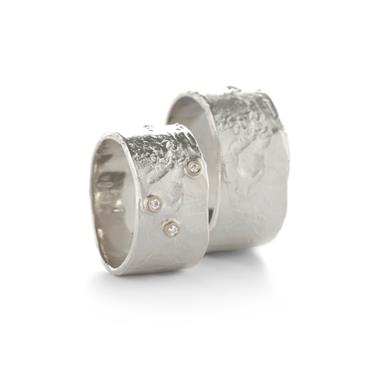 Wide wedding rings in silver with structure