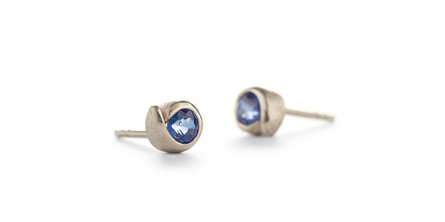 Earrings with coloured stones